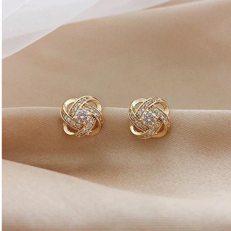Pendientes cruzados de espiral de flores encantadoras