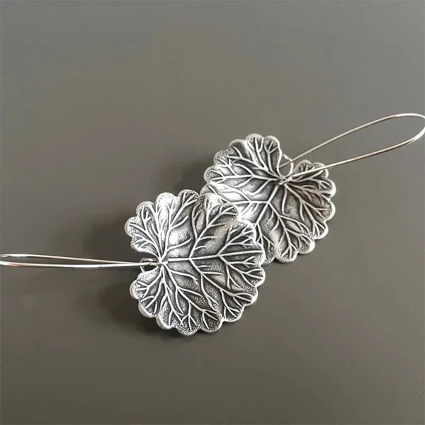 Elegantes aretes de plata hoja para un look atemporal