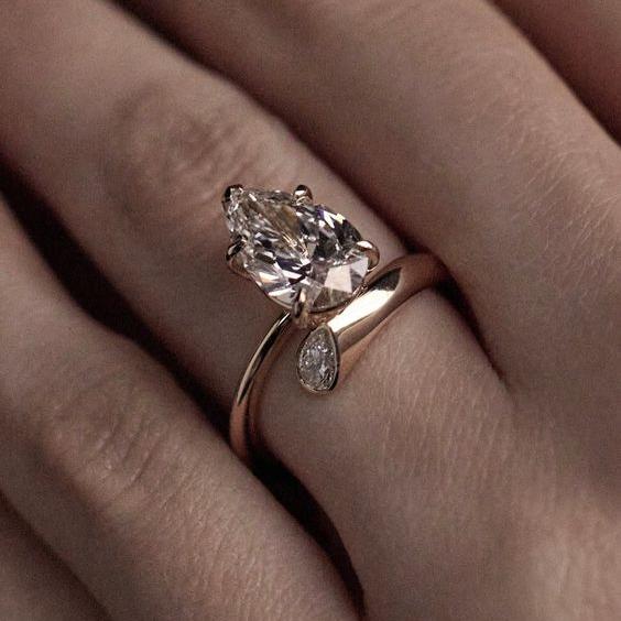 Anillo vintage elegante en oro con gotas de agua abiertas y zirconia brillante