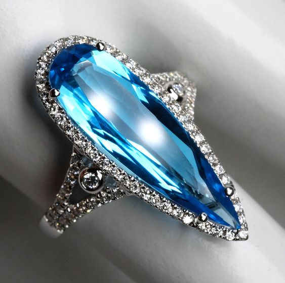 Anillo Ovalado Elegante con Cristal Azul Radiante