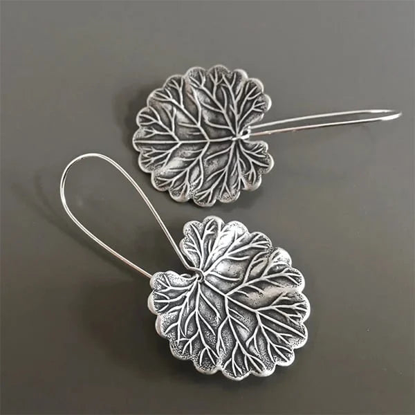 Elegantes aretes de plata hoja para un look atemporal