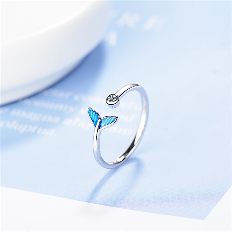 Anillo de plata elegante con motivo de cola de ballena y piedras de circonita brillantes