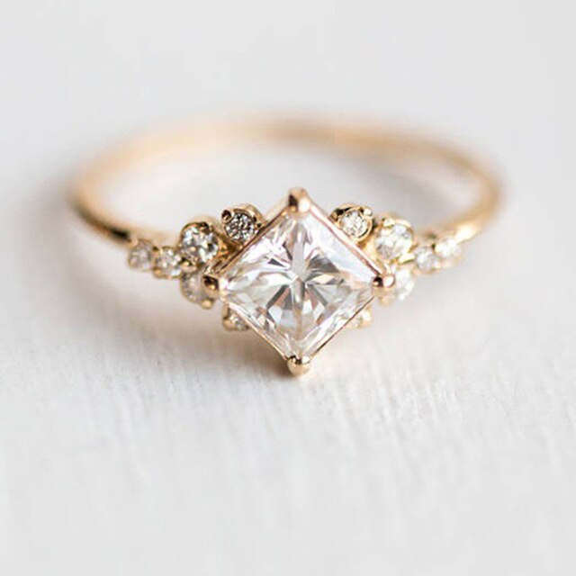 Anillo elegante de circonita en oro y plata nobles