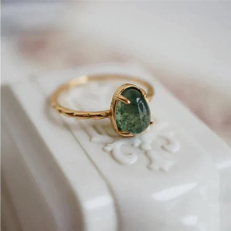 Anillo de oro elegante con gota de agua verde - ¡lujo puro!
