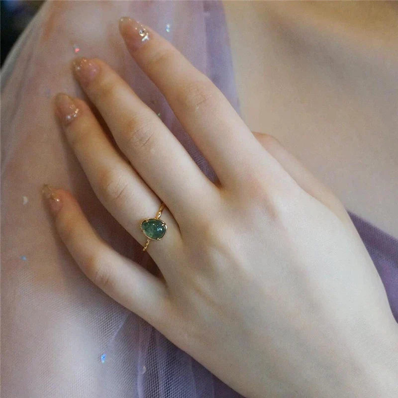 Anillo de oro elegante con gota de agua verde - ¡lujo puro!
