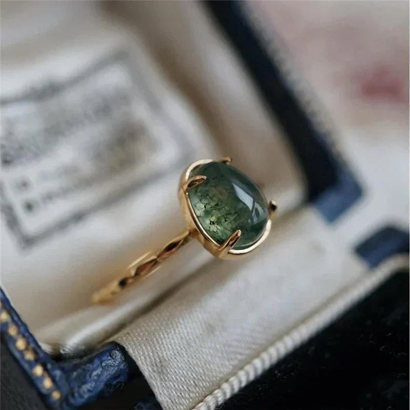 Anillo de oro elegante con gota de agua verde - ¡lujo puro!