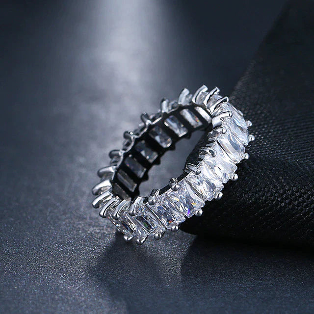 Anillo de zirconia elegante en oro y plata nobles