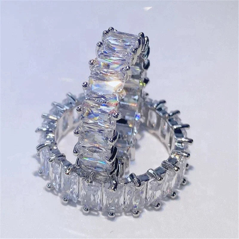 Anillo de zirconia elegante en oro y plata nobles
