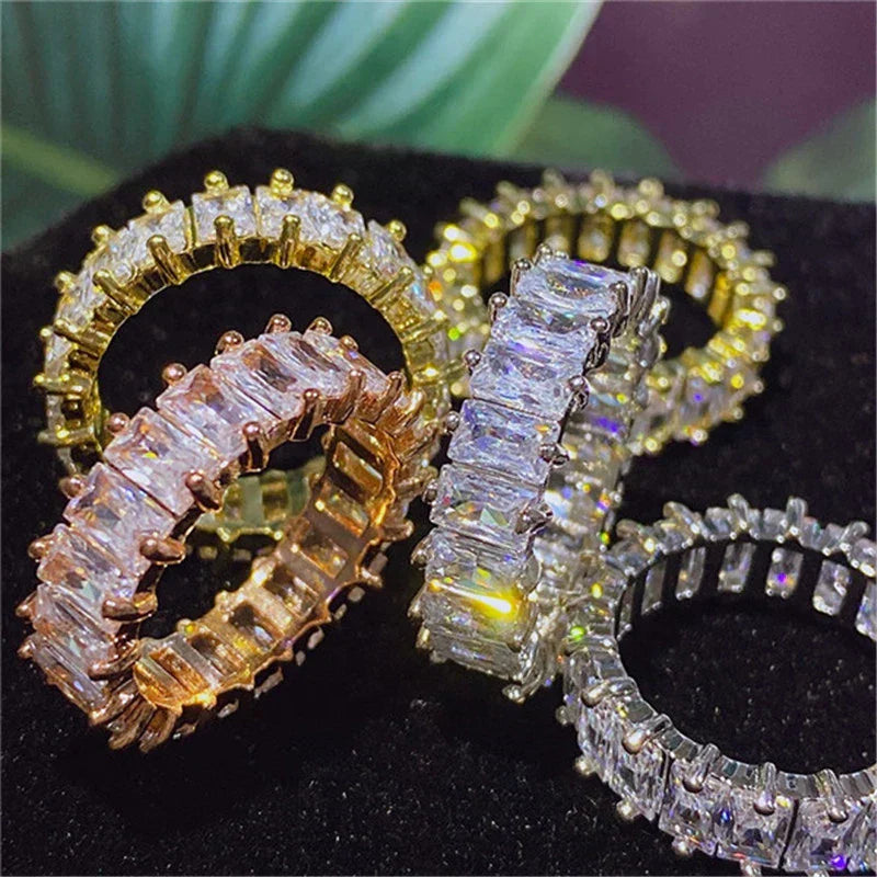 Anillo de zirconia elegante en oro y plata nobles