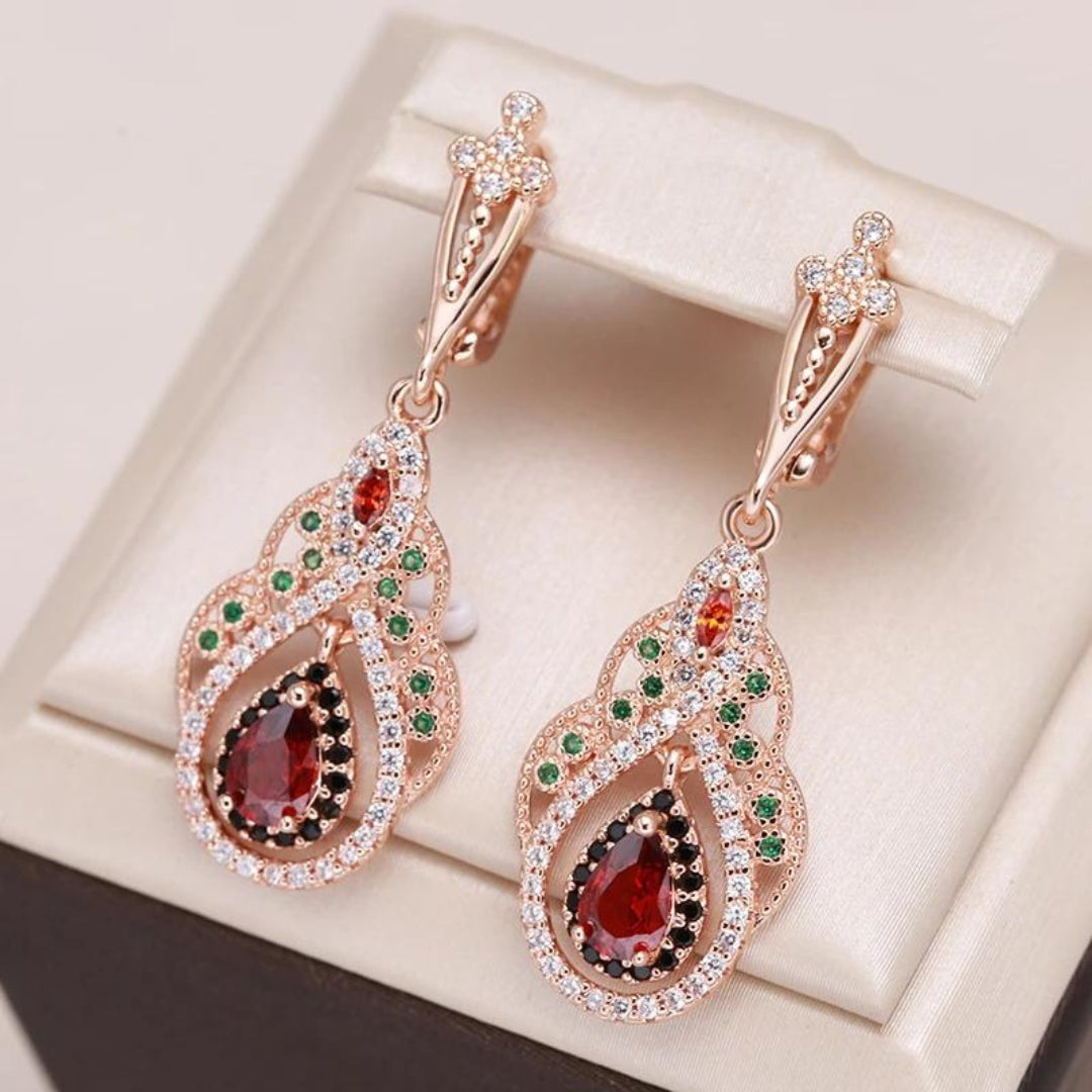 Elegantes pendiente de mandala rojo con brillantes circonitas en un diseño de oro elegante