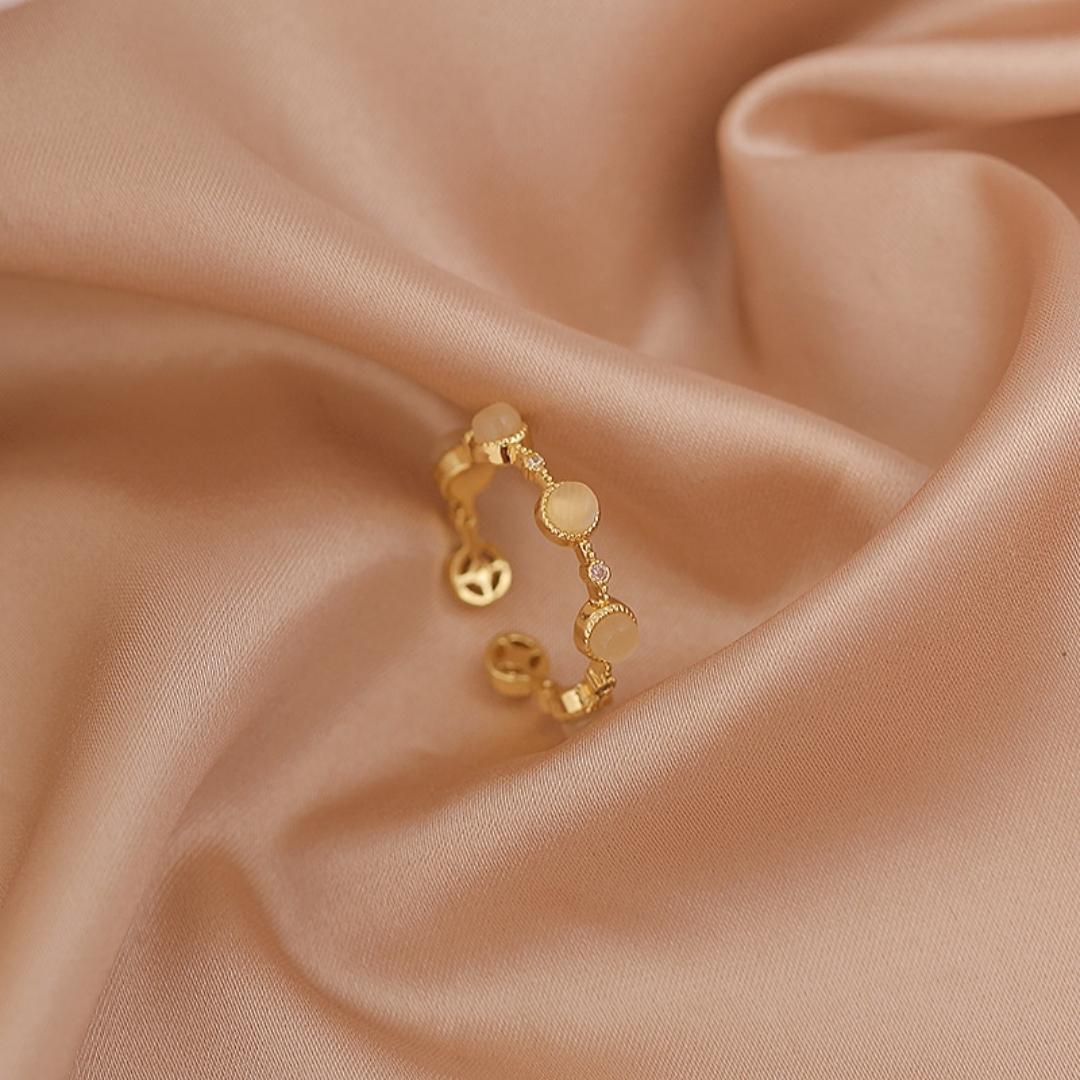 Anillo de oro elegante con diseño de óculos ajustable y piedras blancas brillantes