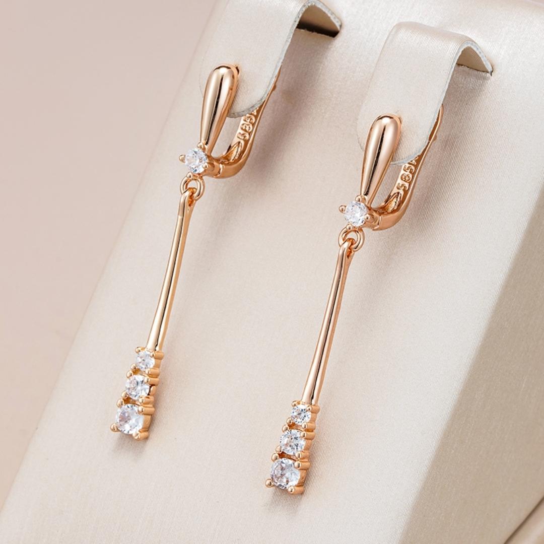 Pendientes dorados elegantes con zirconita brillante para una aparición deslumbrante