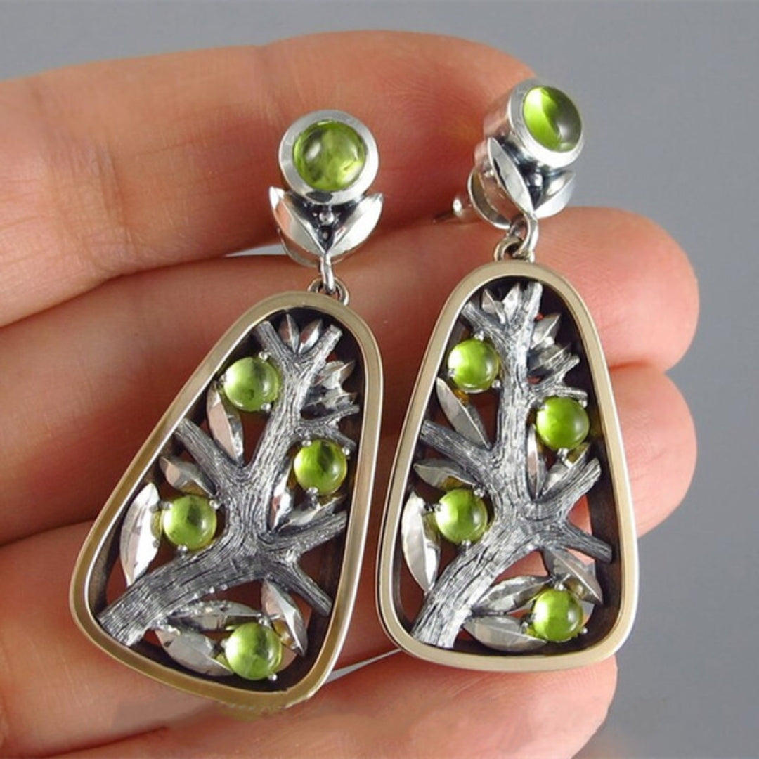 Pendientes elegantes de plata con brillantes cristales verdes