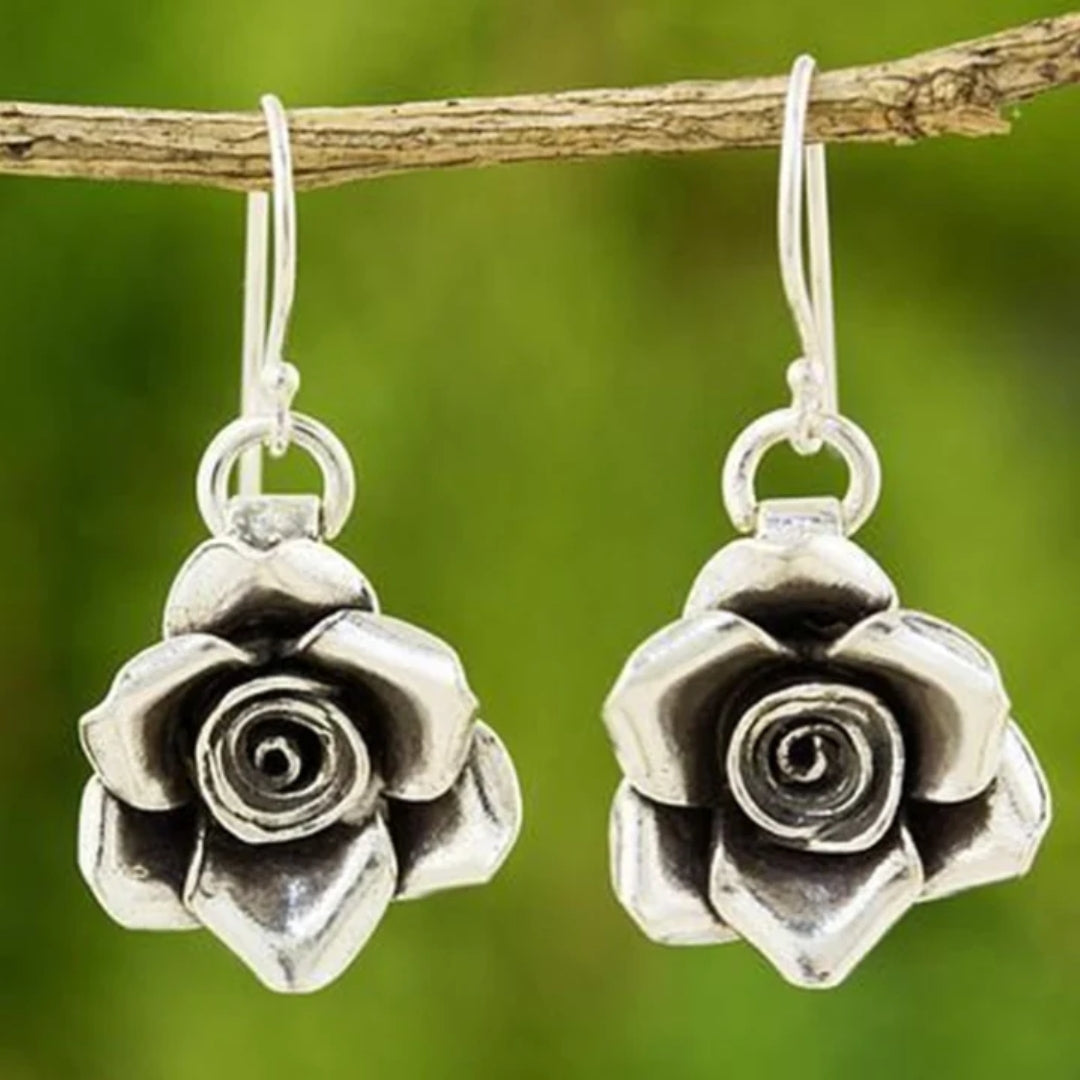 Pendientes de flores de plata vintage elegantes para un look atemporal