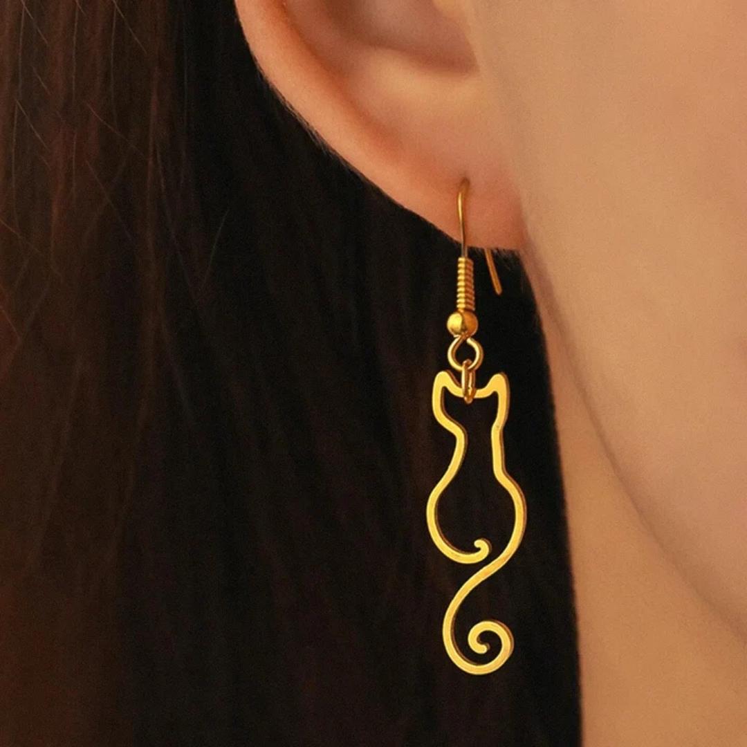 Pendientes de gato vintage elegantes en look dorado
