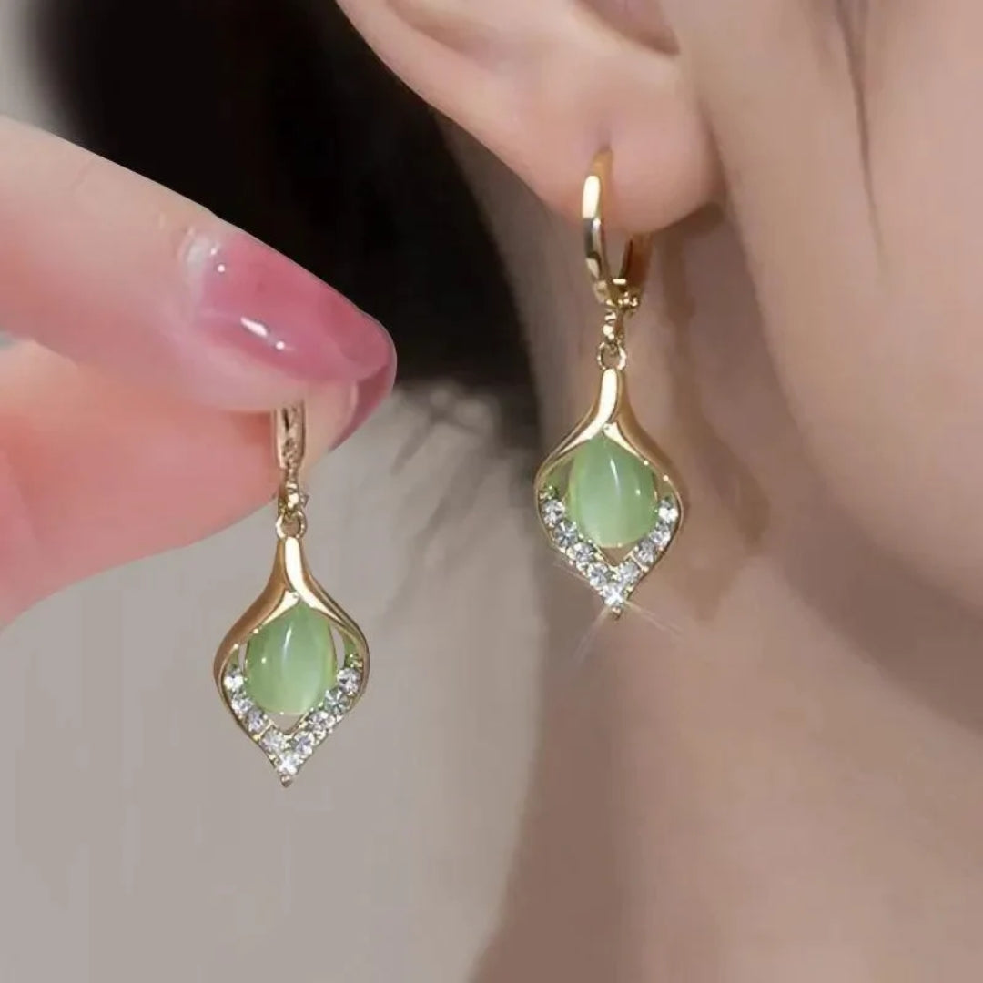 Aretes glamorosos con brillantes cristales verdes