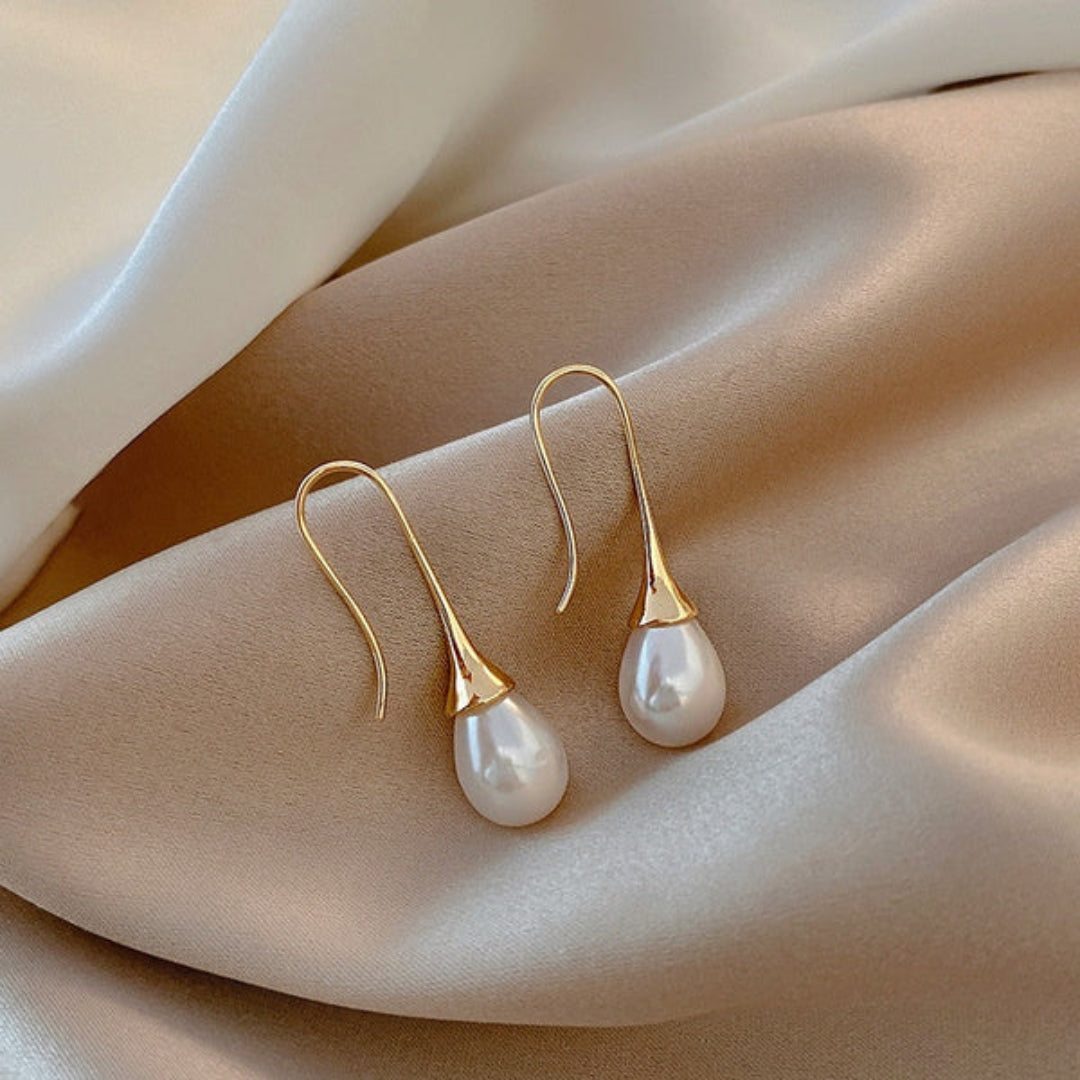Elegantes aretes de perlas en forma de gota doradas para un look radiante