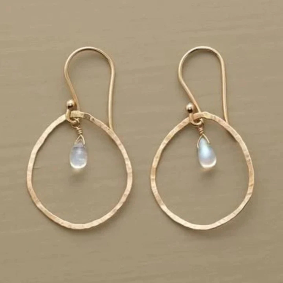 Pendientes vintage elegantes con brillantes cristales blancos en un diseño dorado noble