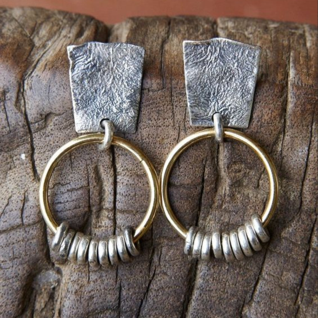 Pendientes vintage elegantes de oro y plata de calidad.