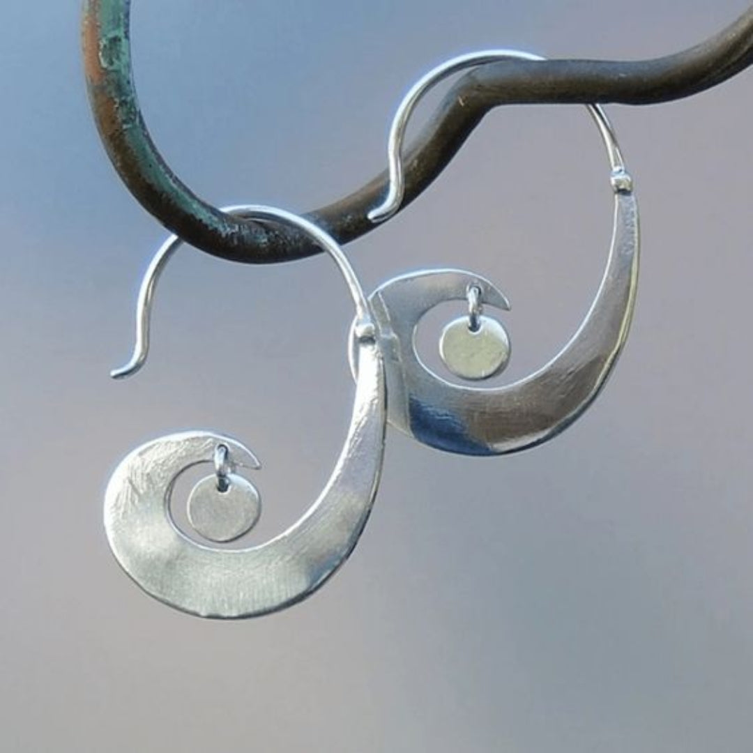 Elegantes aros de plata vintage ondulados