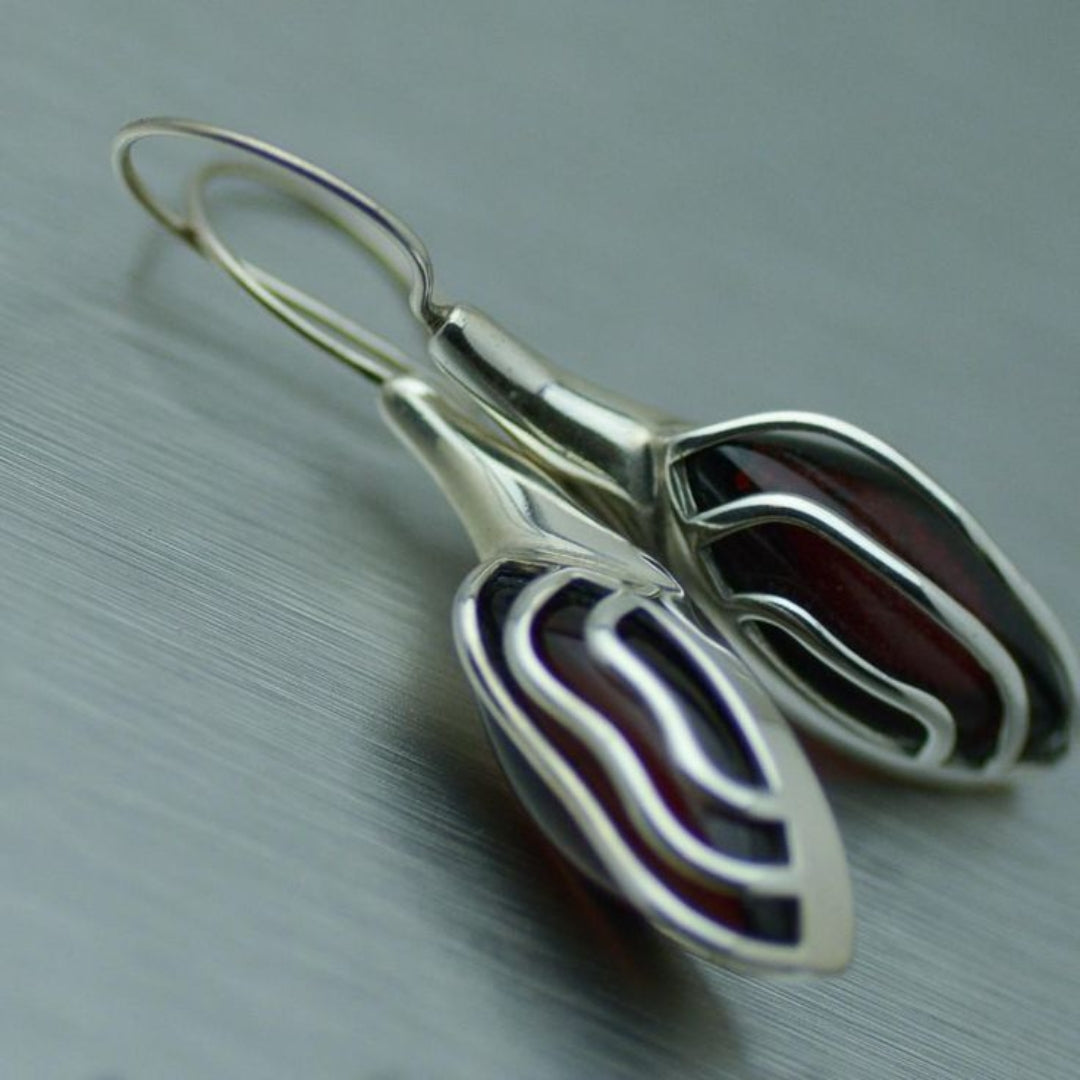 Pendientes de piedra vintage en un elegante color burdeos con acentos plateados