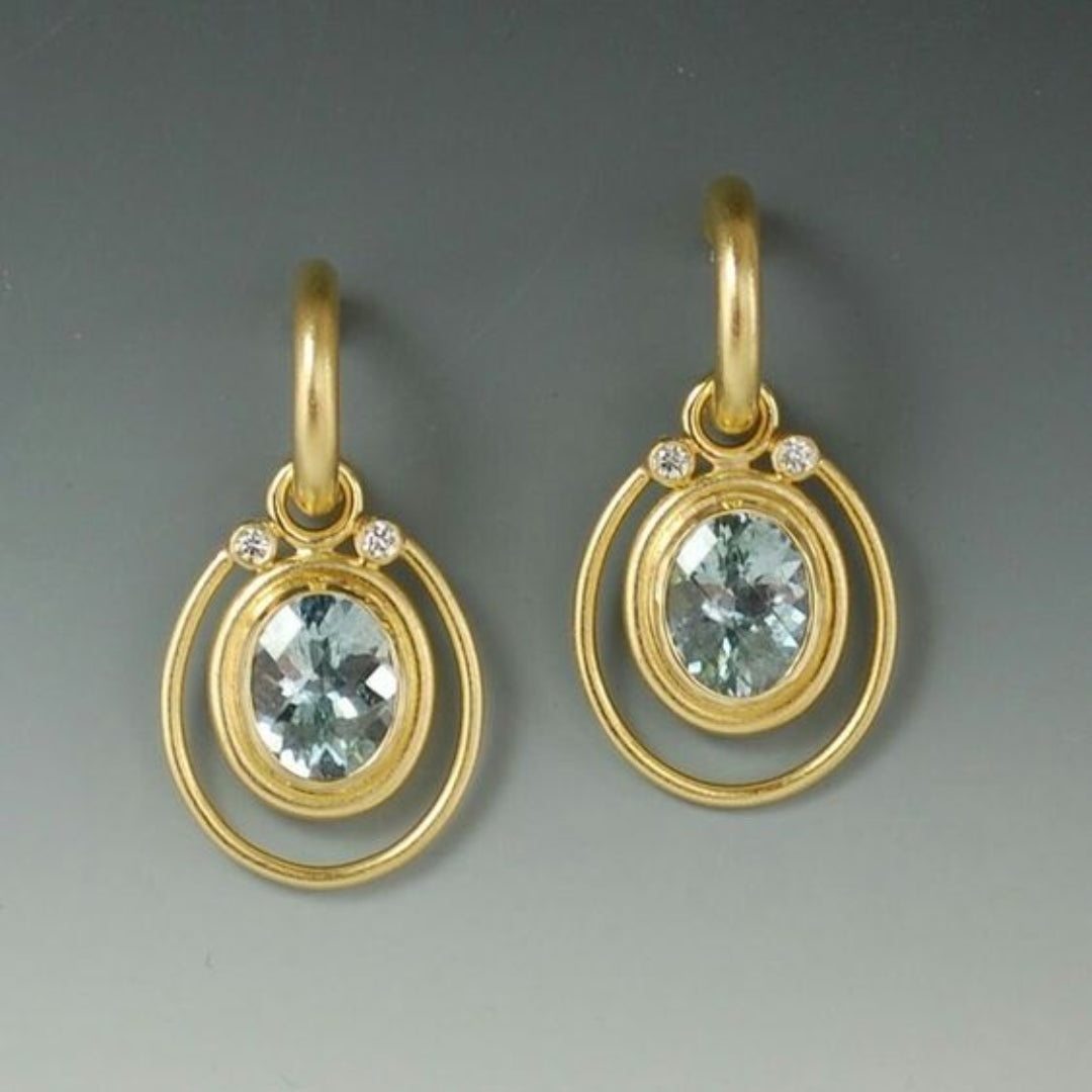Pendientes vintage elegantes en oro con incrustaciones de cristal azul brillante