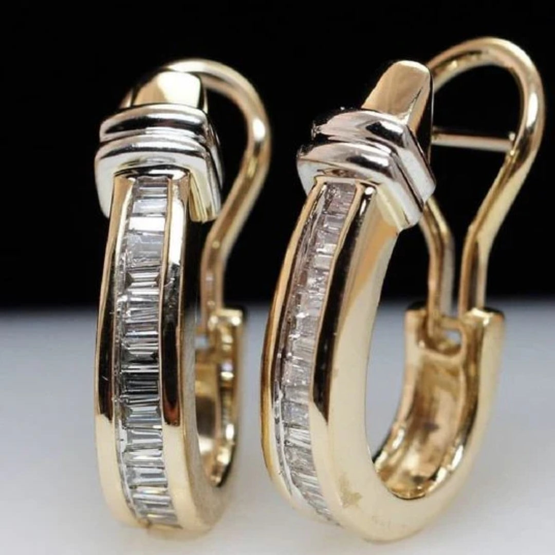 Pendientes vintage elegantes de oro noble con brillantes que brillan.