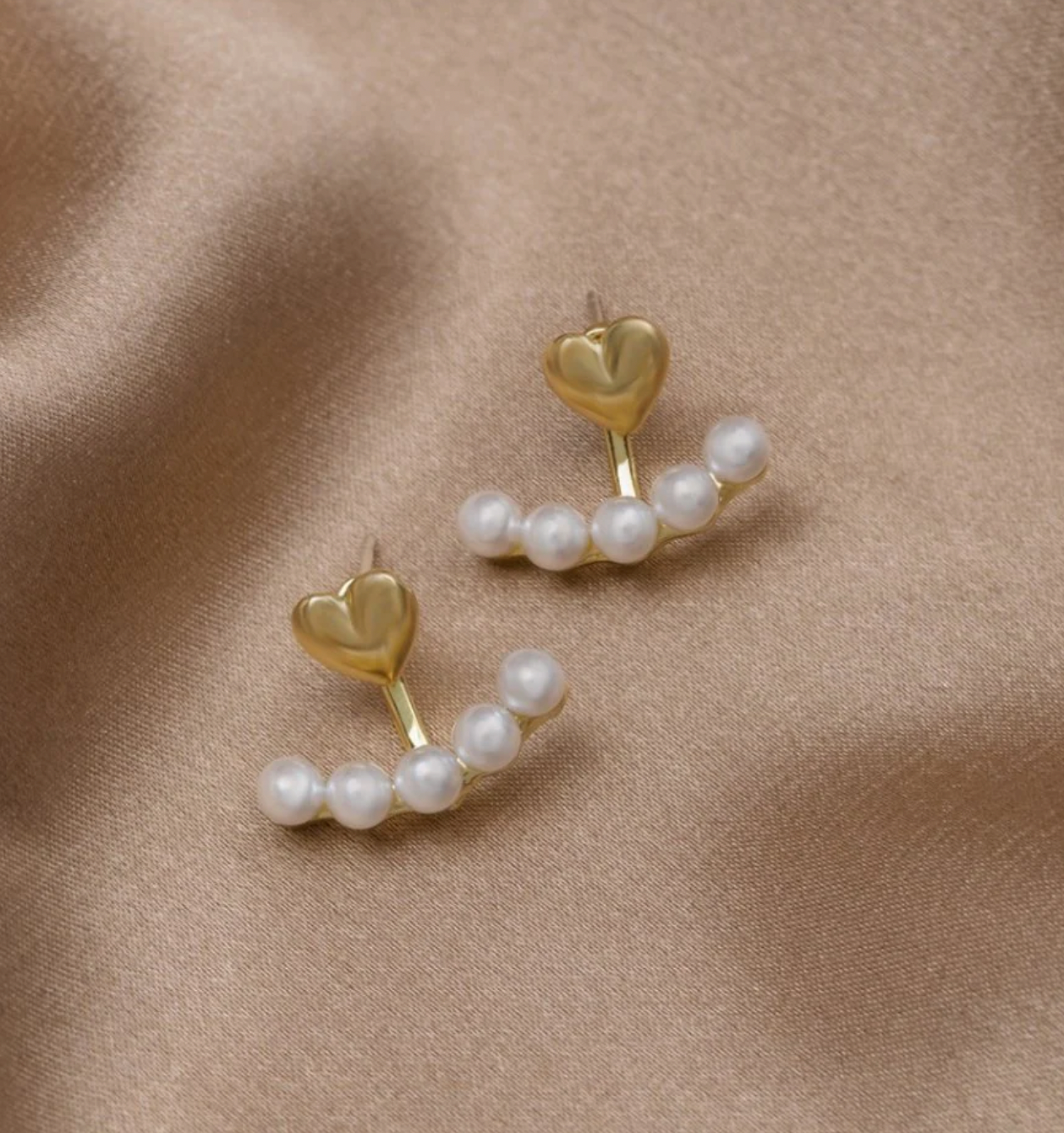 Pendientes de oro elegantes con corazones de perlas