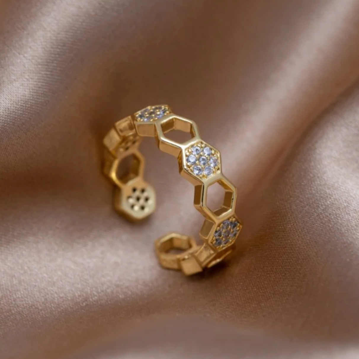 Anillo de Panel Inspirado en Abejas en Oro Chic