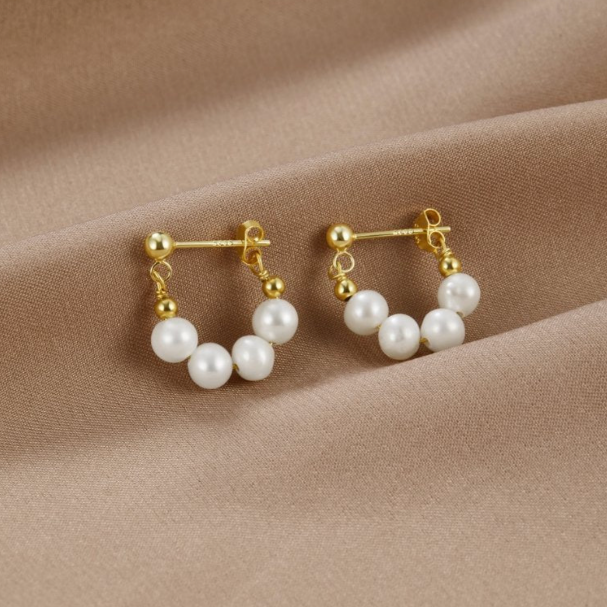 Elegantes pendientes de oro con brillantes perlas de agua dulce