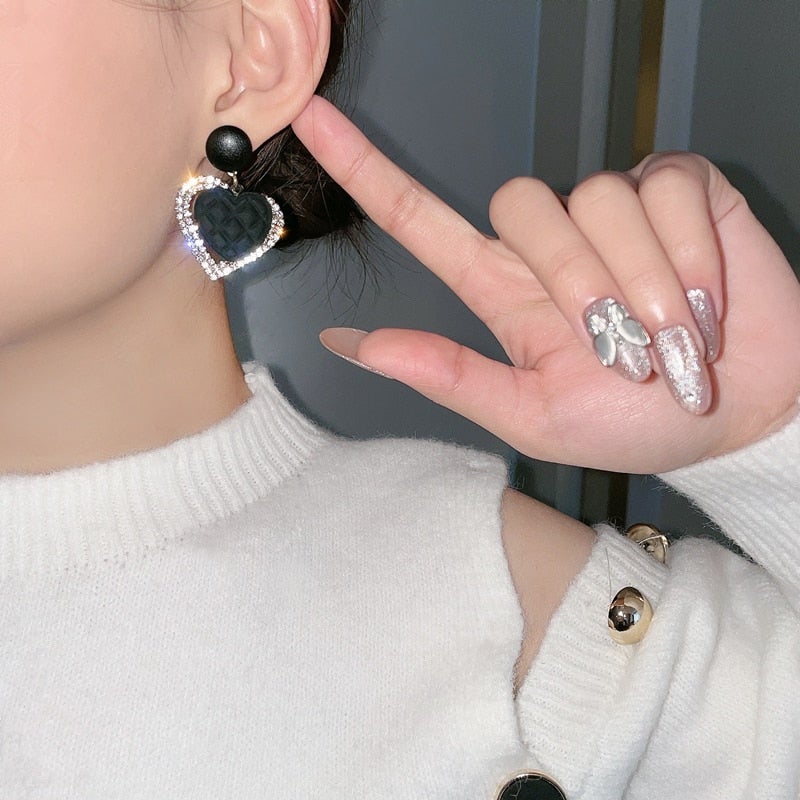 Pendientes Elegantes Dorados con Diseño de Corazón Oscuro