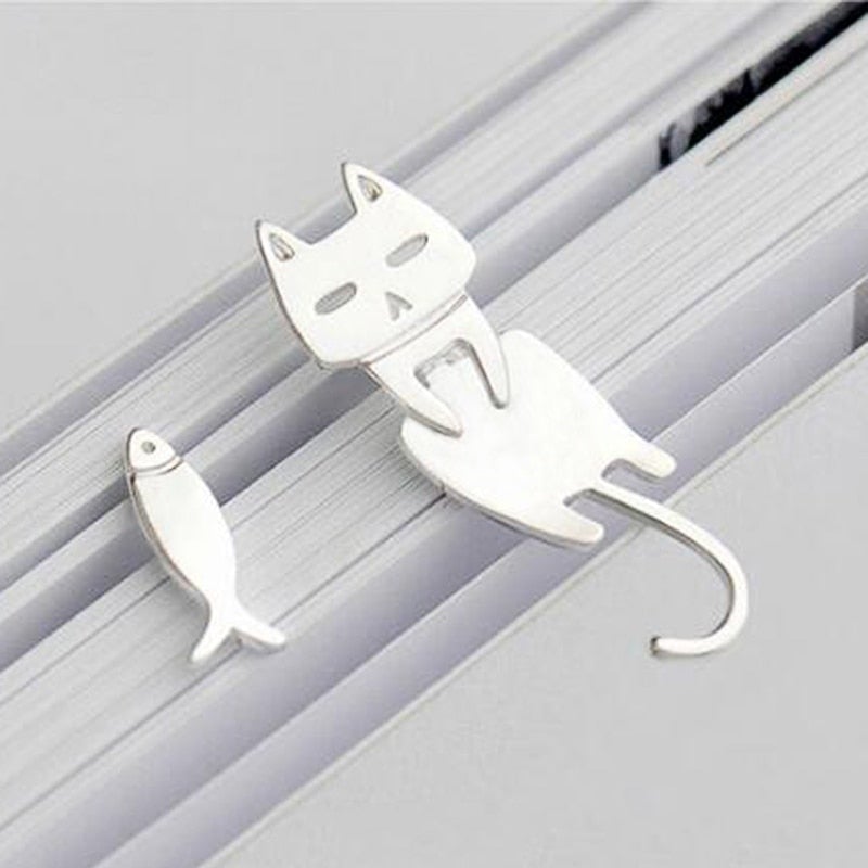 Pendientes de plata brillantes con adorables gatos trepadores
