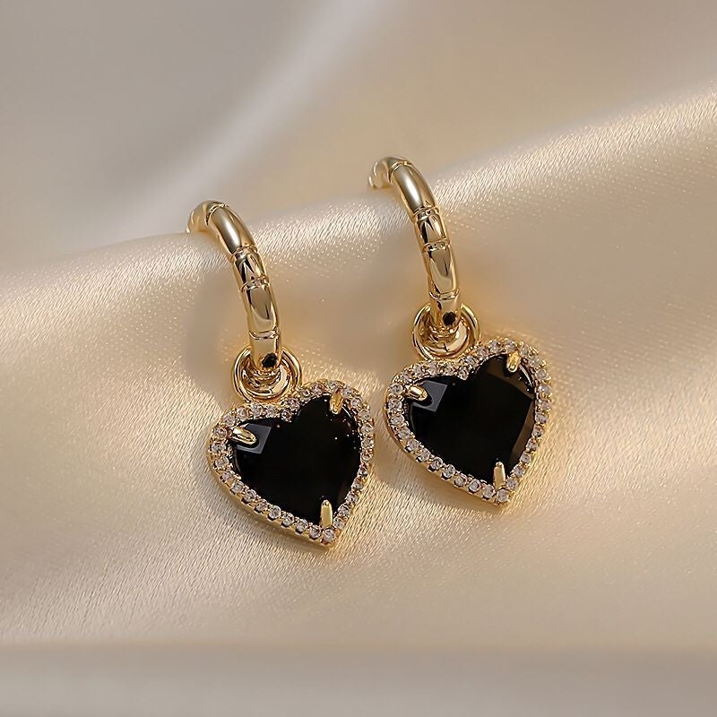 Elegantes pendientes de oro con diseño de corazón negro