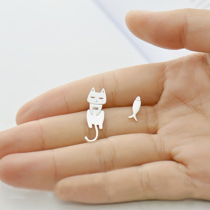 Pendientes de plata brillantes con adorables gatos trepadores