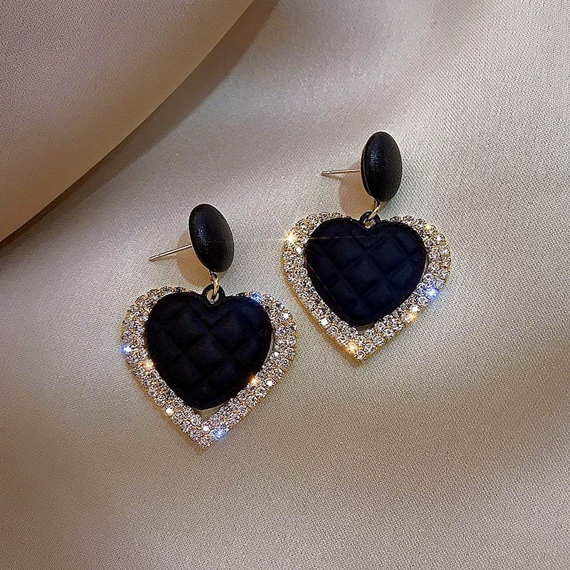 Pendientes Elegantes Dorados con Diseño de Corazón Oscuro