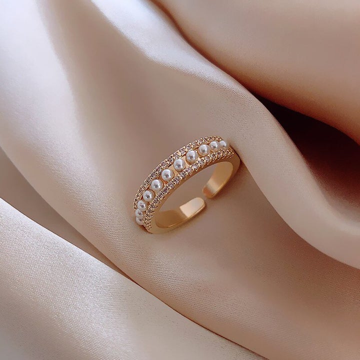 Anillo de oro elegante con acentos de perlas preciosas