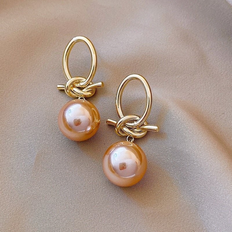 Pendientes elegantes de oro con acentos de perlas