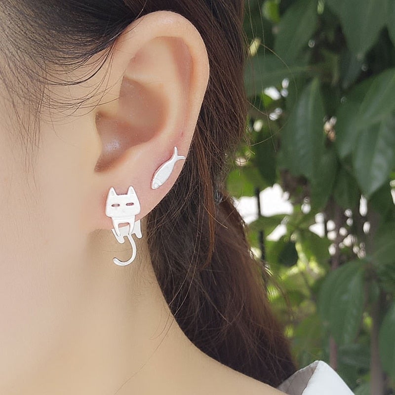 Pendientes de plata brillantes con adorables gatos trepadores