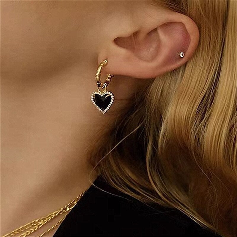 Elegantes pendientes de oro con diseño de corazón negro
