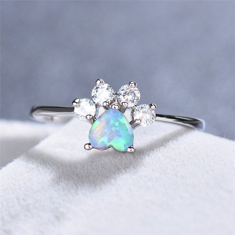 Anillo de ópalo elegante con brillantes adornos de circonitas