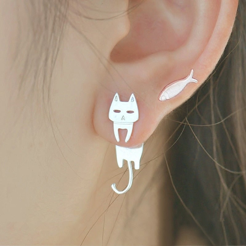 Pendientes de plata brillantes con adorables gatos trepadores
