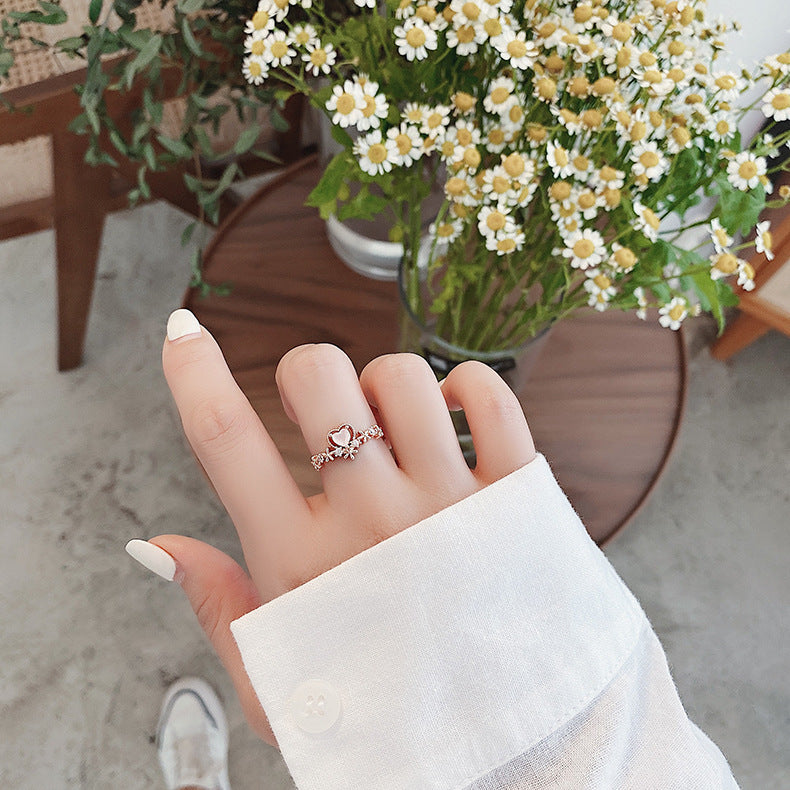 Anillo de oro ajustable elegante con encantador corazón rosa y brillantes piedras de circonio