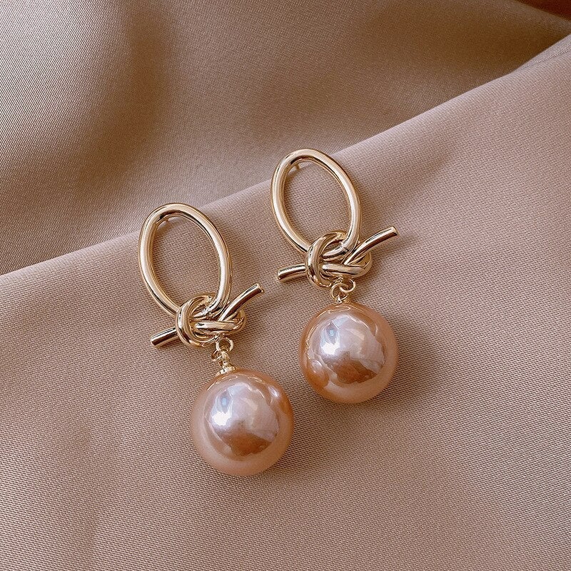 Pendientes elegantes de oro con acentos de perlas