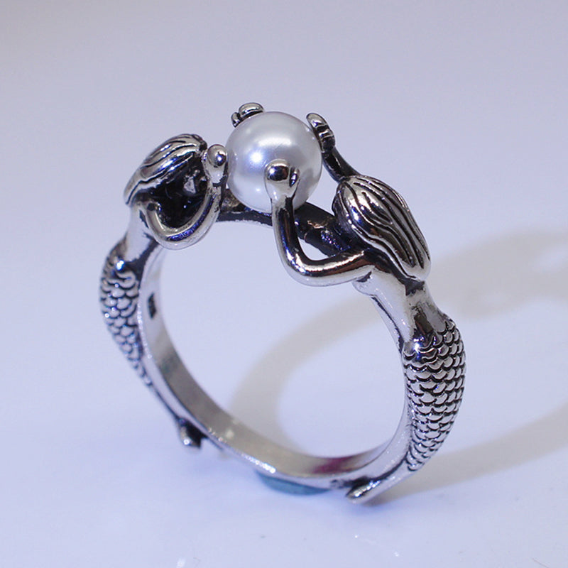 Anillo de plata elegante con perlas en diseño de sirena