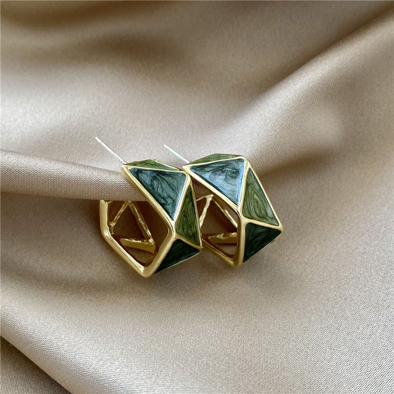 Pendientes de oro elegantes con esmalte verde brillante