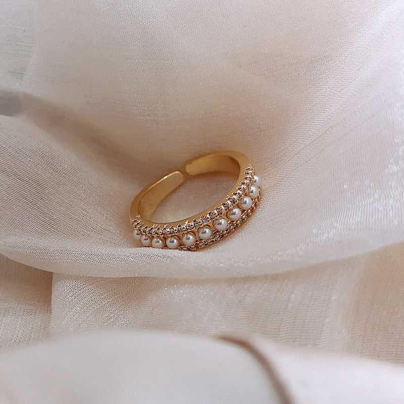 Anillo de oro elegante con acentos de perlas preciosas
