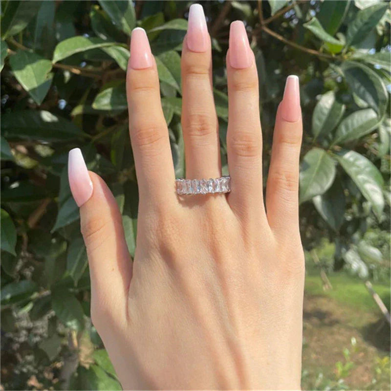 Anillo de zirconia elegante en oro y plata nobles