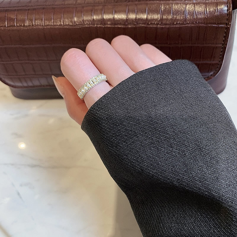 Anillo de oro elegante con acentos de perlas preciosas