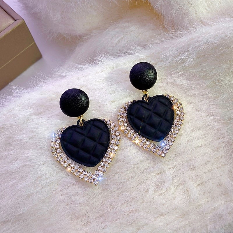 Pendientes Elegantes Dorados con Diseño de Corazón Oscuro