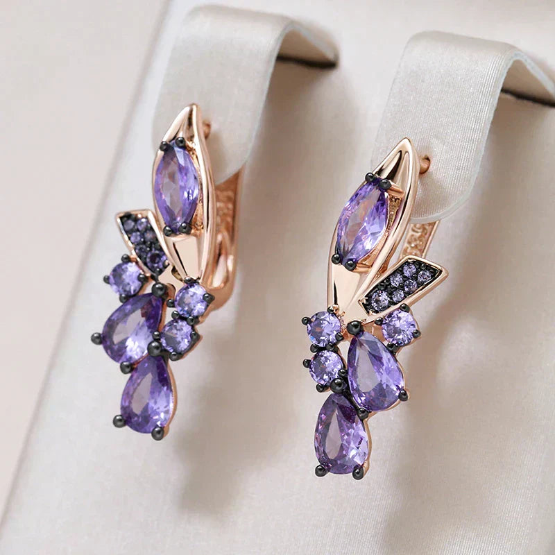 Pendientes de oro elegantes con brillantes circonitas moradas
